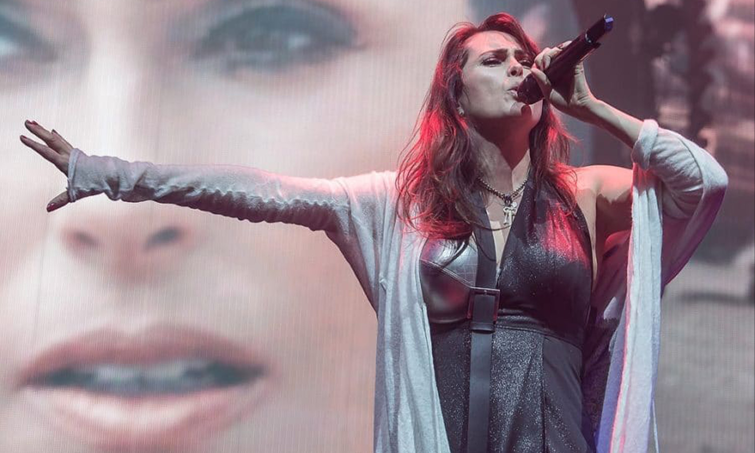 Sängerin Sharon den Adel von Within Temptation steht live und ausdrucksstark auf der opulent beleuchteten Bühne in der Jahrhunderthalle Frankfurt.