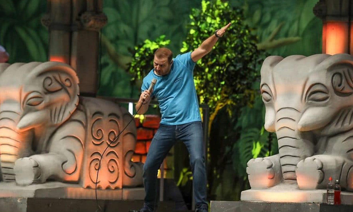 Mario Barth bei seinem Comedy-Programm in der SAP Arena Mannheim auf der Bühne