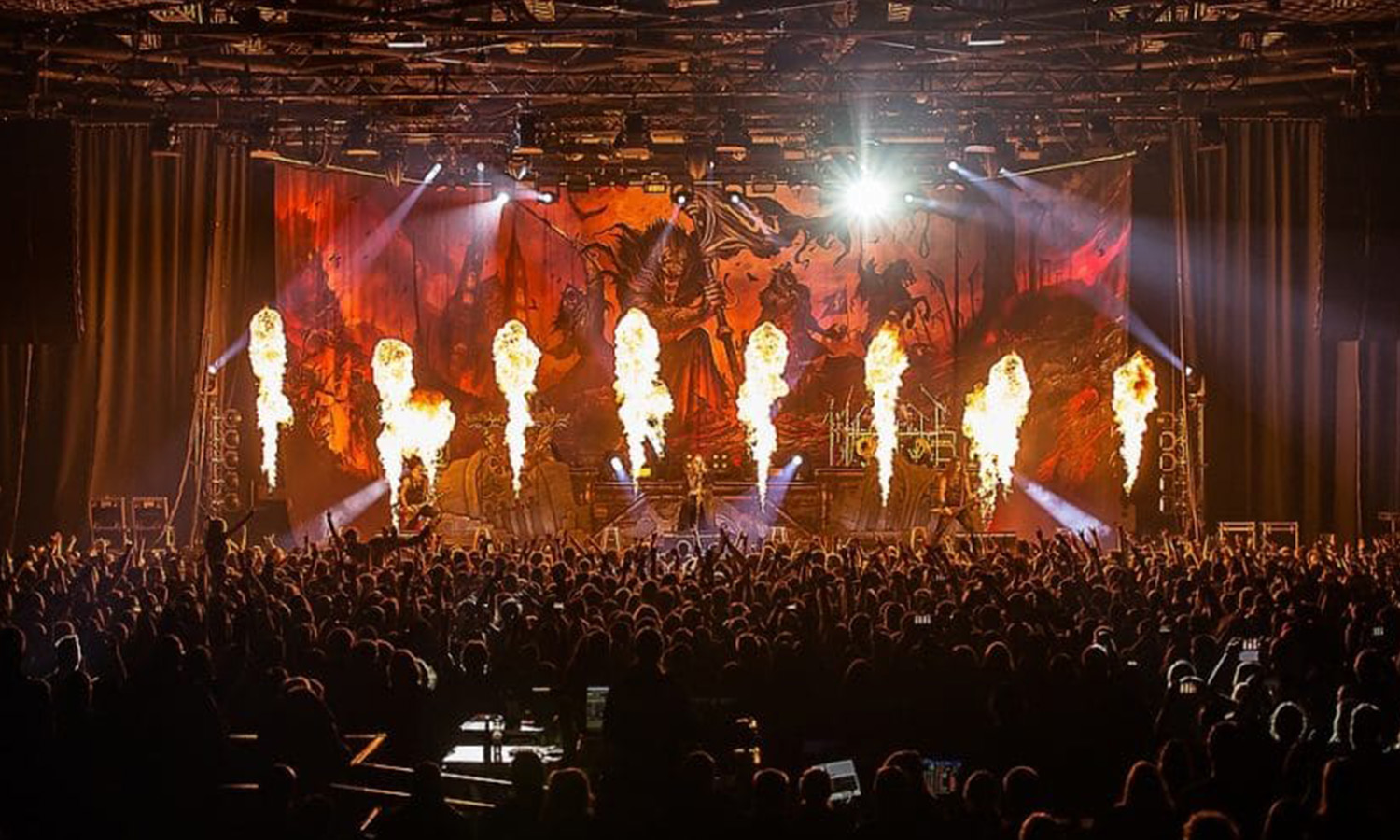 Powerwolf bei der Wolfsnächte 2019 Tour in der Mitsubishi Electric Halle Düsseldorf auf der Bühne