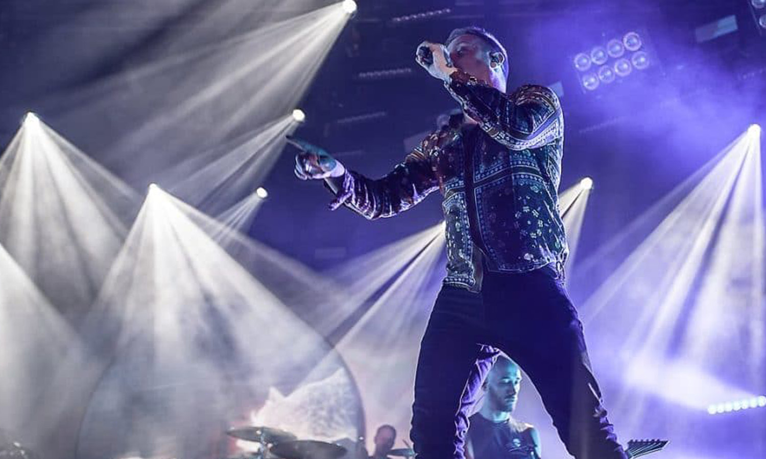 Architects bei ihrer Holy Hell Tour in der Stadthalle Offenbach auf der Bühne