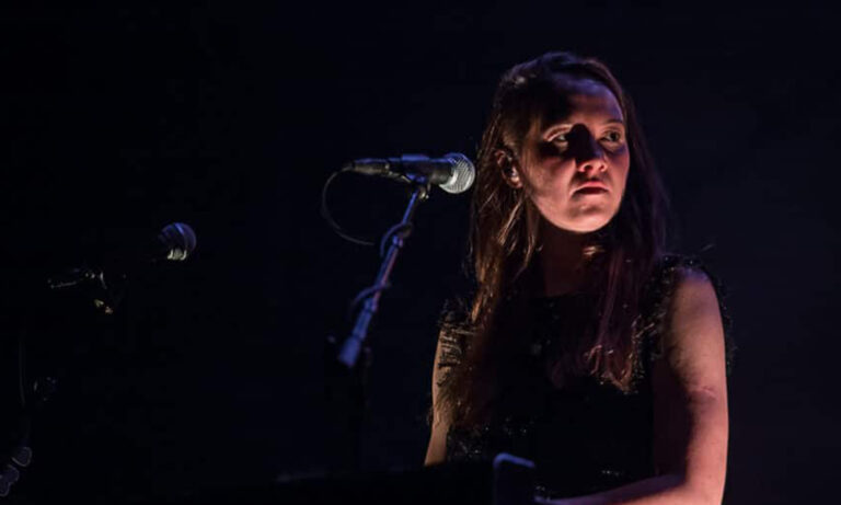 Sophie Hunger steht bei ihrem Konzert im Schlachthof Wiesbaden auf der Bühne