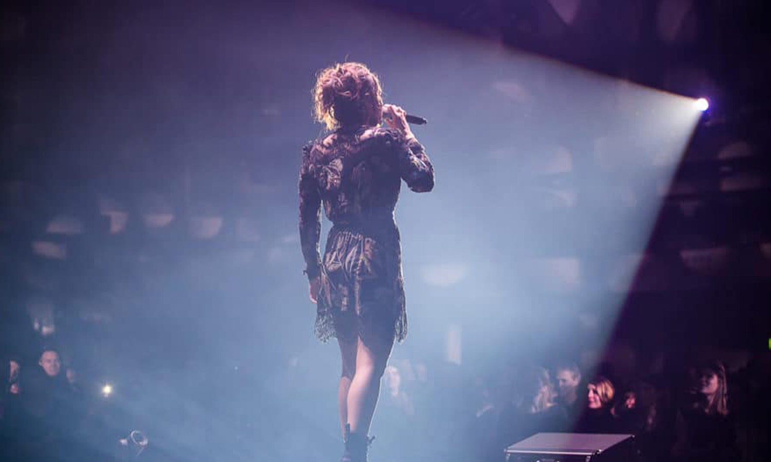 ZAZ bei ihrem Konzert in der Festhalle Frankfurt auf der Bühne