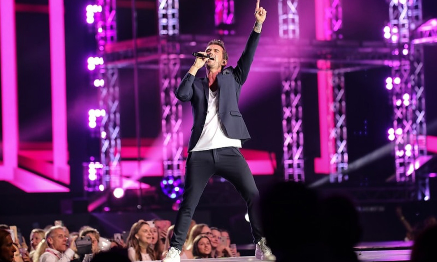 Florian Silbereisen und viele weitere Schlagerstars performen gemeinsam auf der Bühne beim großen Schlagerfest in der SAP Arena Mannheim.