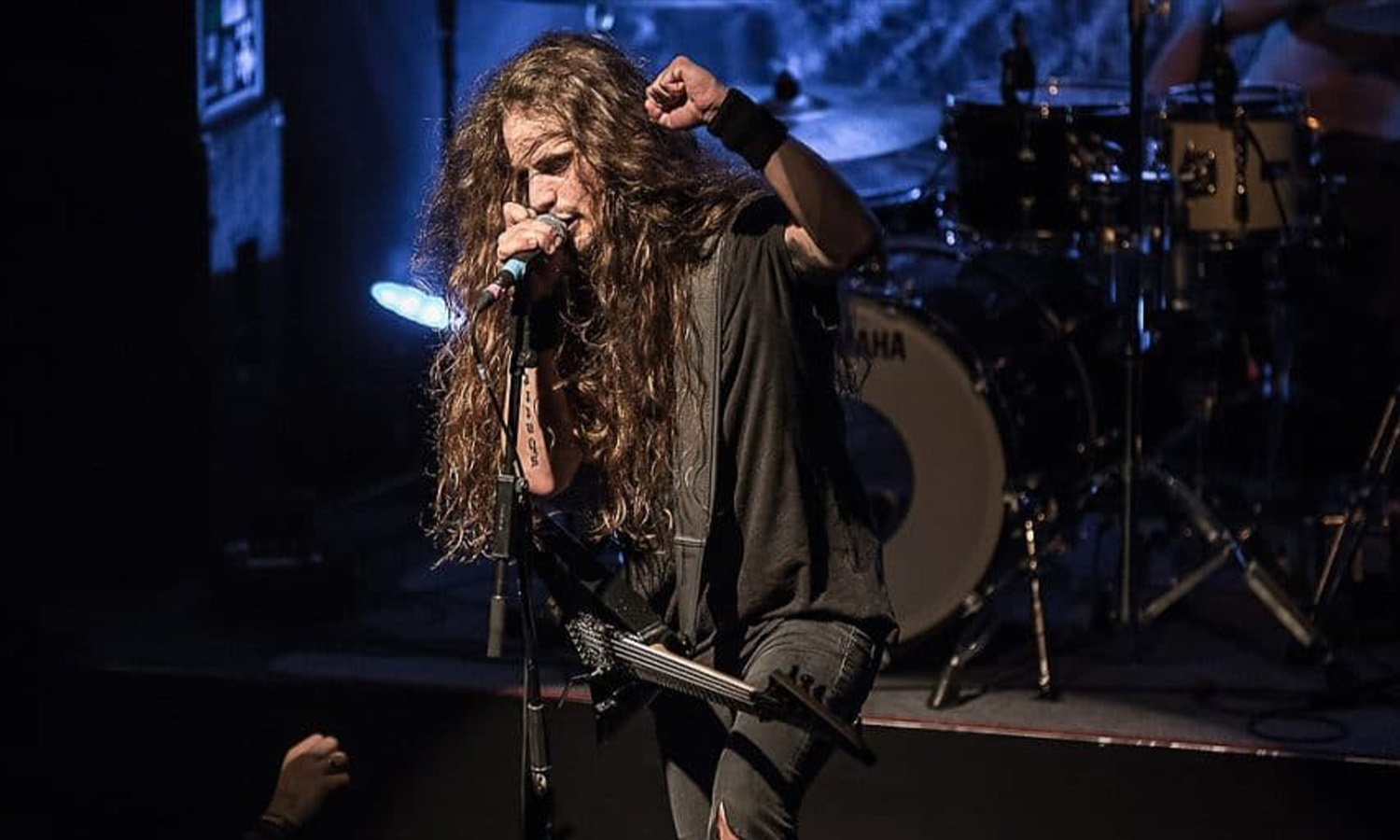 Dust Bolt spielen ein energiegeladenes Thrash-Metal-Konzert auf der Bühne