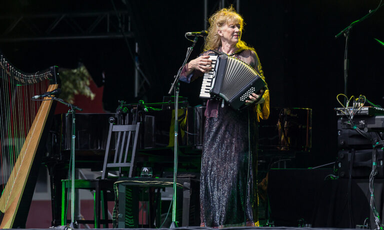 Die kanadische Folk-Sängerin Loreena McKennitt performt stimmungsvoll an der Harfe auf der Bühne der Alten Oper in Frankfurt.