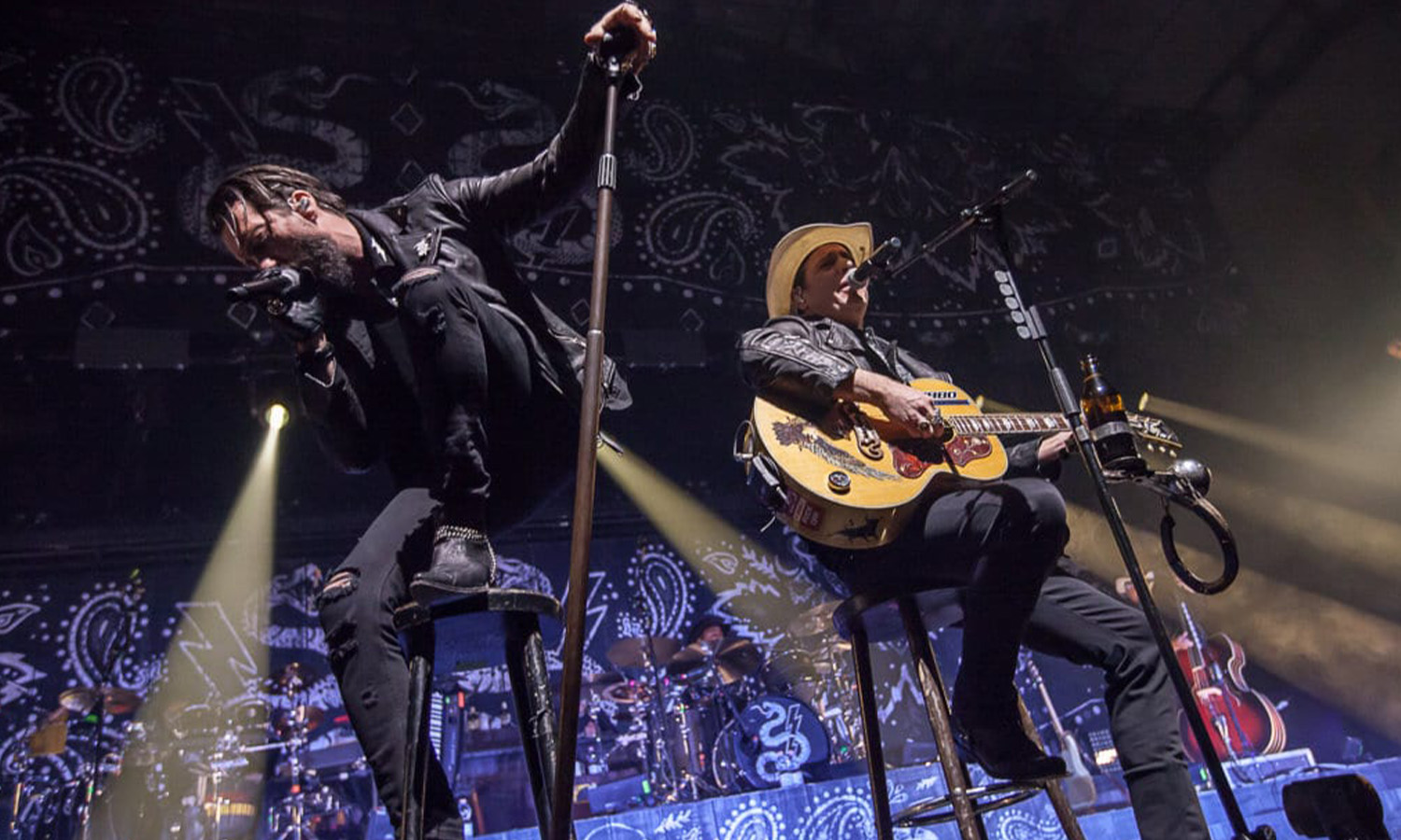 Die Frontmänner Boss Burns und Hoss Power von The BossHoss performen energiegeladen auf der Bühne der Festhalle Frankfurt.