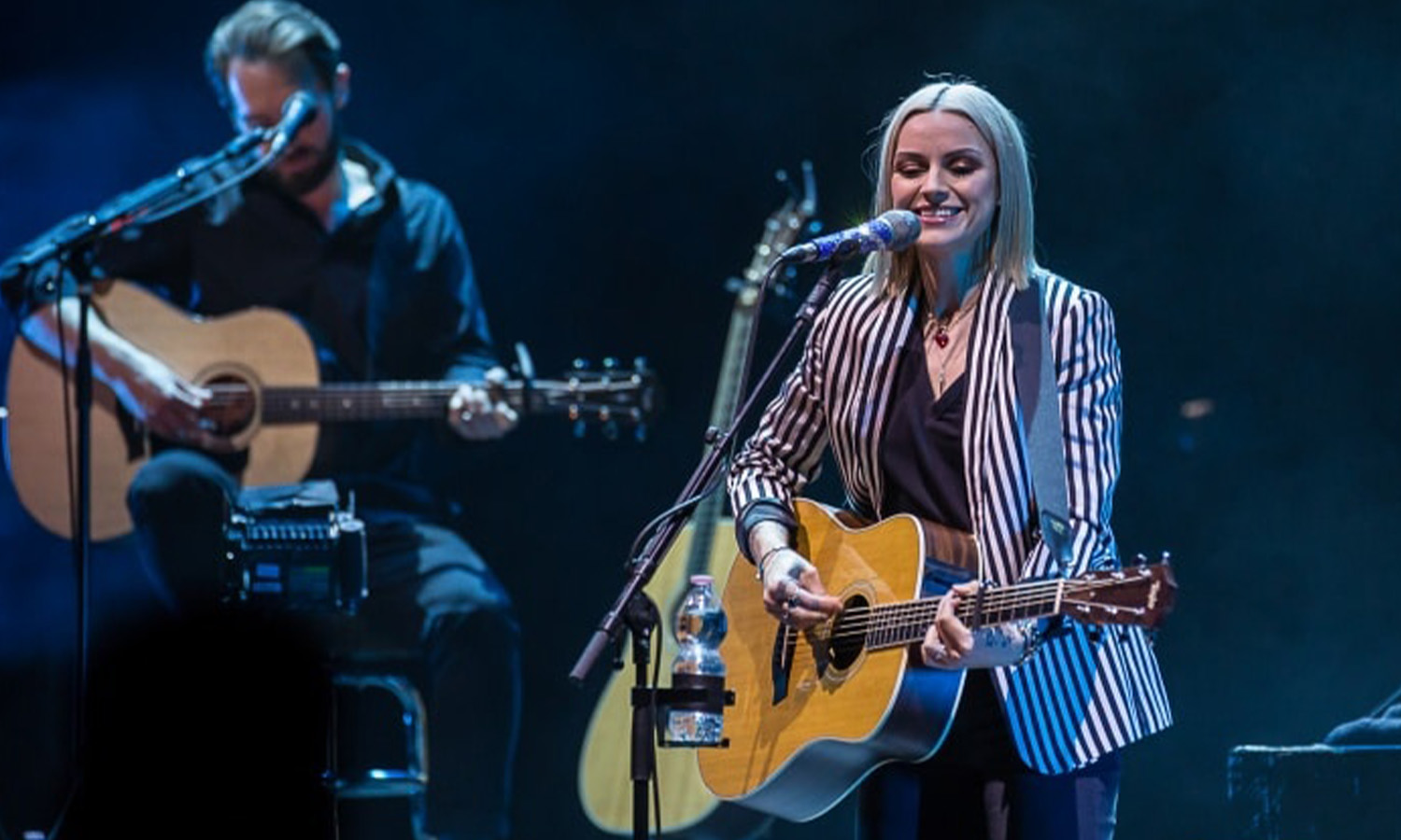 Amy Macdonald steht mit ihrer Gitarre auf der Bühne der Alten Oper Frankfurt und singt voller Gefühl.