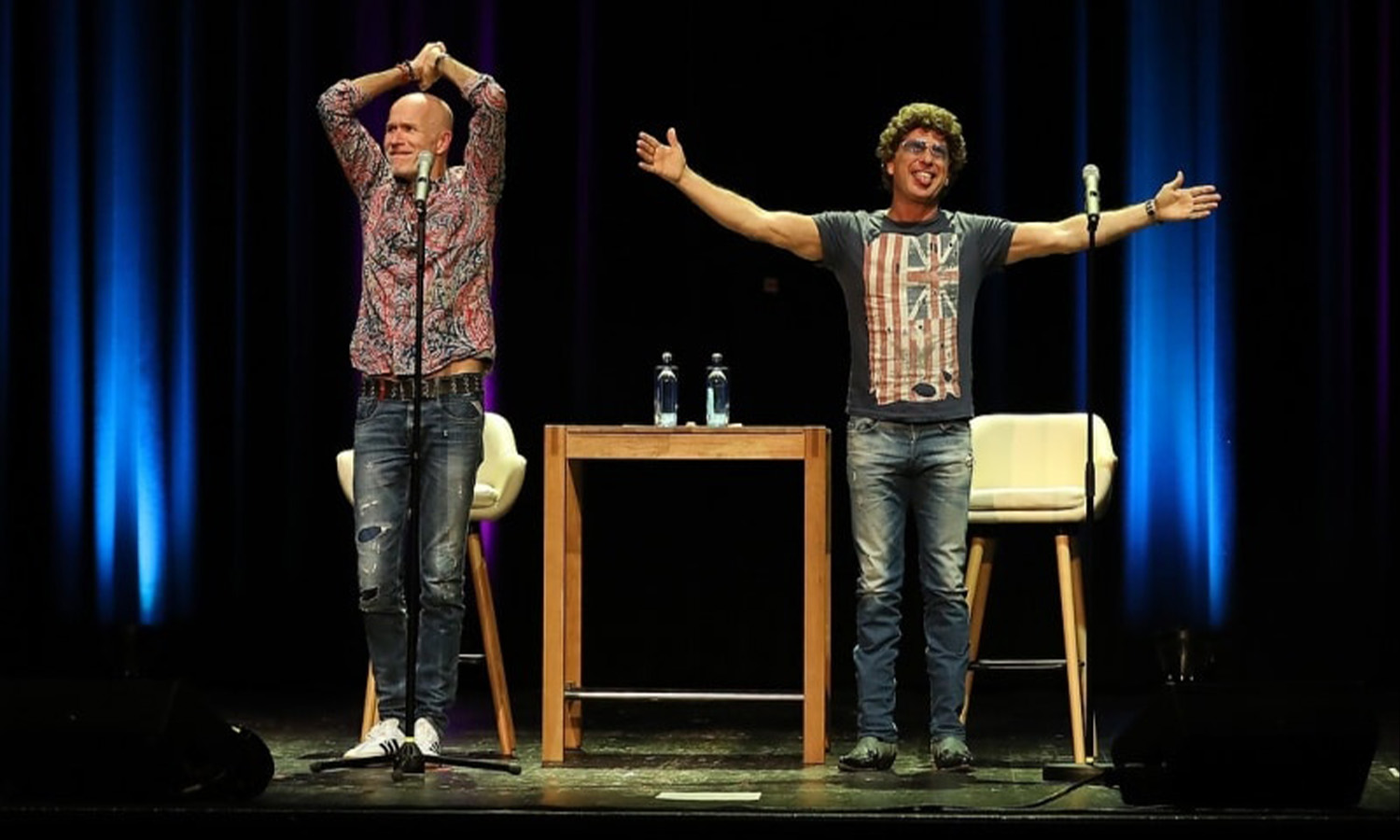 Atze Schröder und Till Hoheneder stehen gemeinsam auf der Bühne im Capitol Mannheim und bringen das Publikum zum Lachen.