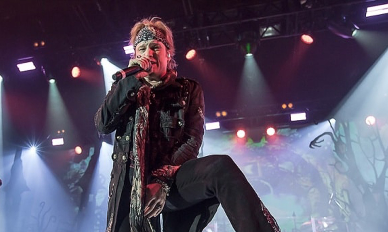 Tobias Sammet und seine Gastmusiker performen episch auf der Bühne der Stadthalle Offenbach während der Moonglow Tour.