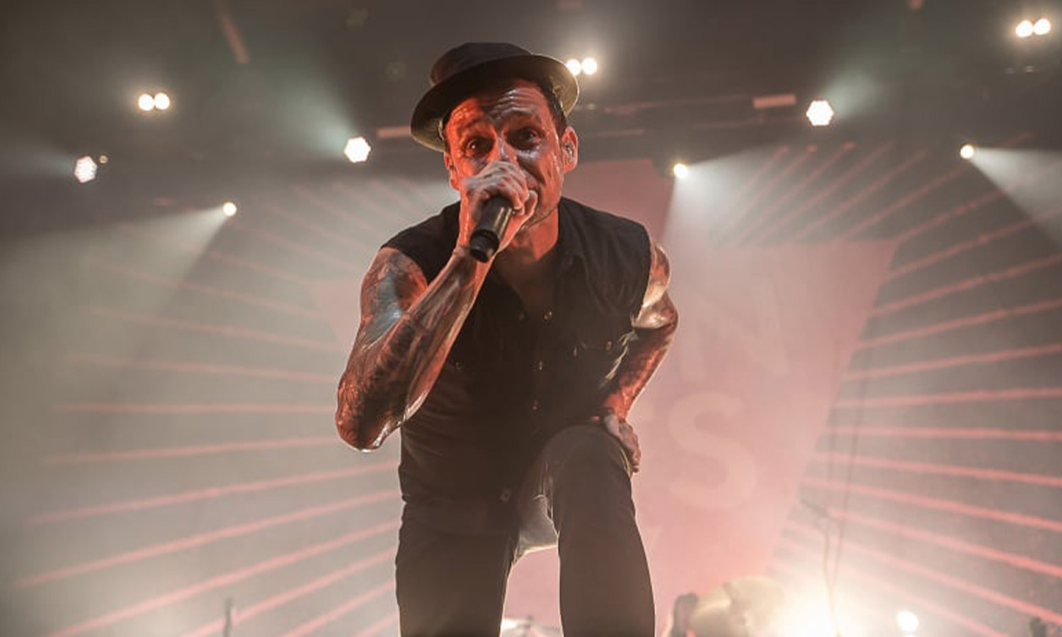 Die Band Donots performt live auf der Bühne des Schlachthofs in Wiesbaden beim Abendkonzert.