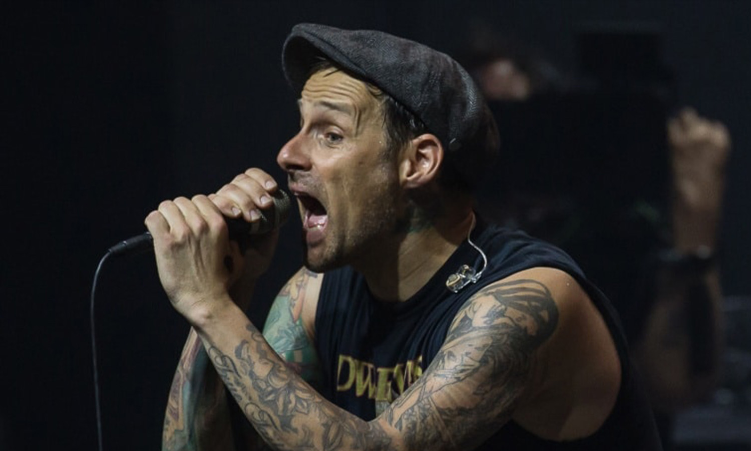 Die Band Donots steht auf der Bühne des Schlachthofs in Wiesbaden und feiert mit ihren Fans.