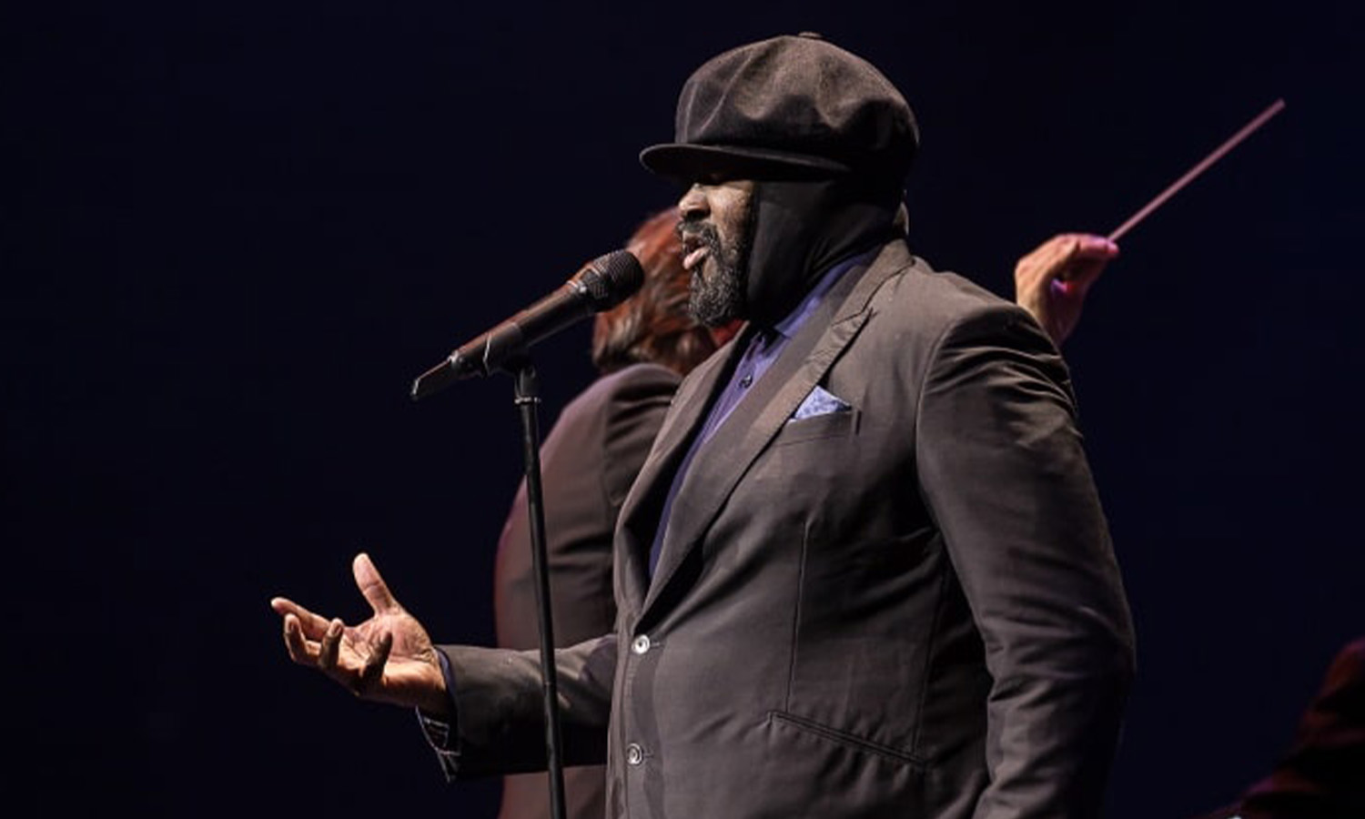 Jazzsänger Gregory Porter performt ausdrucksstark mit Hut auf der Bühne der Festhalle Frankfurt.