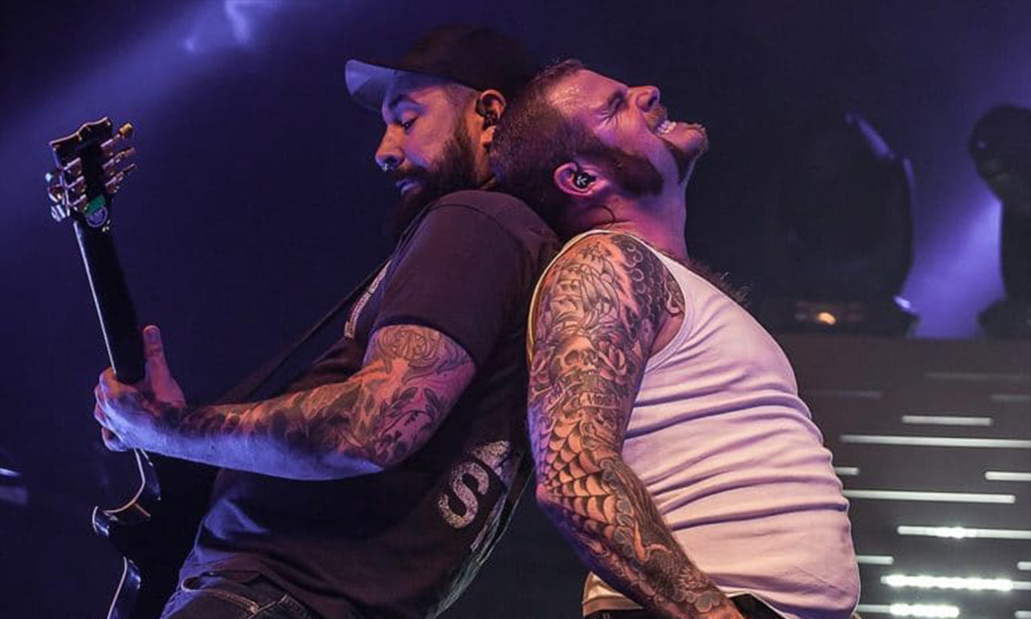 Die Musiker von Kärbholz performen voller Energie auf der Bühne der Batschkapp Frankfurt.