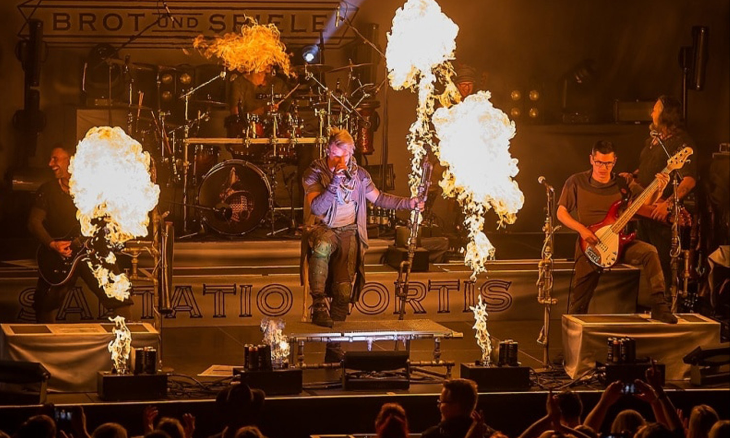 Die Band Saltatio Mortis performt voller Energie inmitten von Pyrotechnik auf der Bühne der Batschkapp Frankfurt.