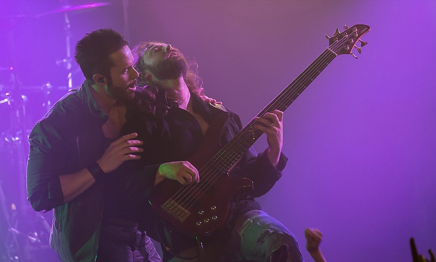 Tommy Karevik von Seventh Wonder performt leidenschaftlich am Mikrofon auf der Bühne im Colos-Saal Aschaffenburg.