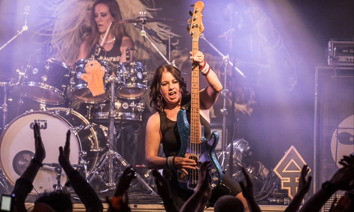 Die Musikerinnen von The Iron Maidens rocken gemeinsam auf der Bühne des Colos-Saals in Aschaffenburg.