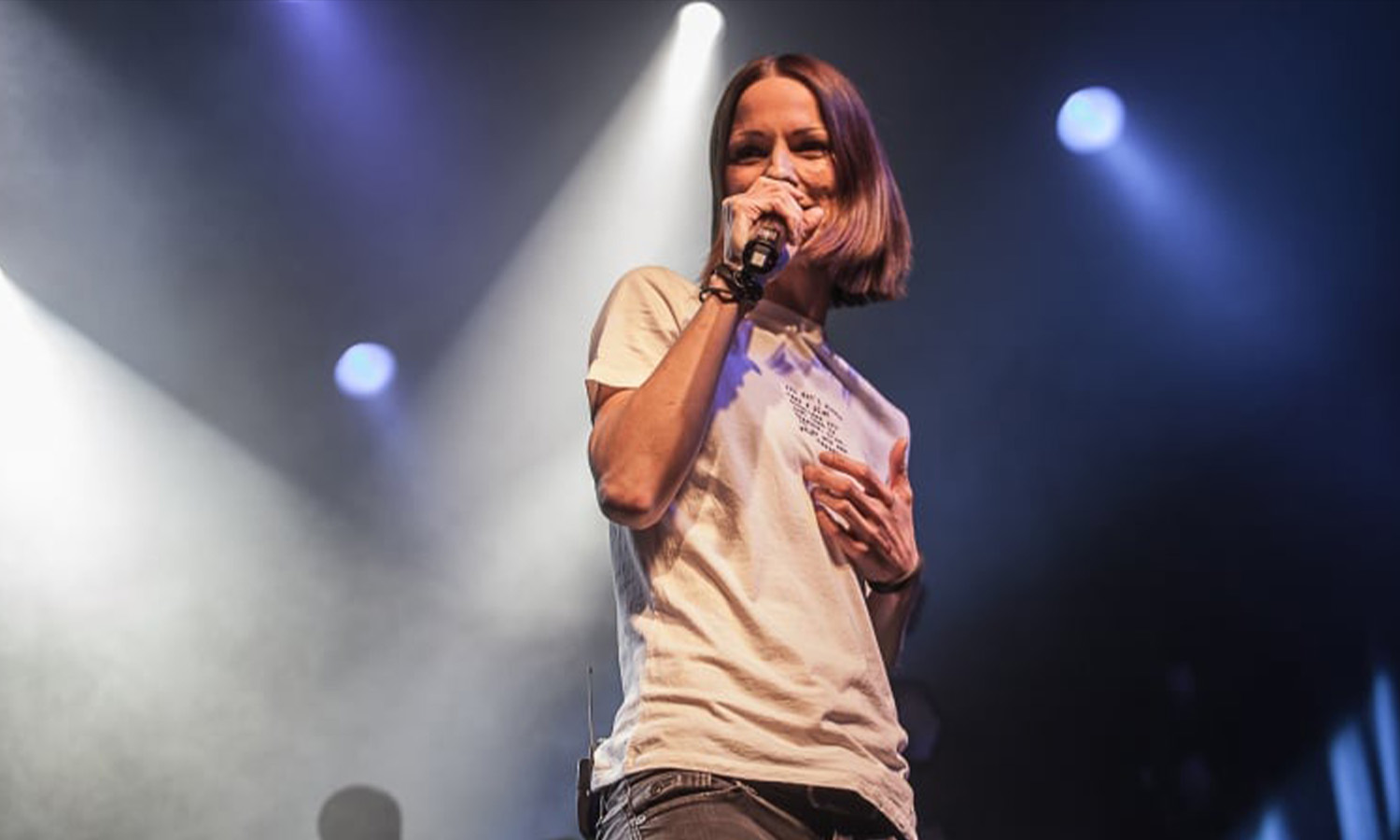 Christina Stürmer singt voller Lebensfreude auf der Bühne in der Batschkapp Frankfurt.
