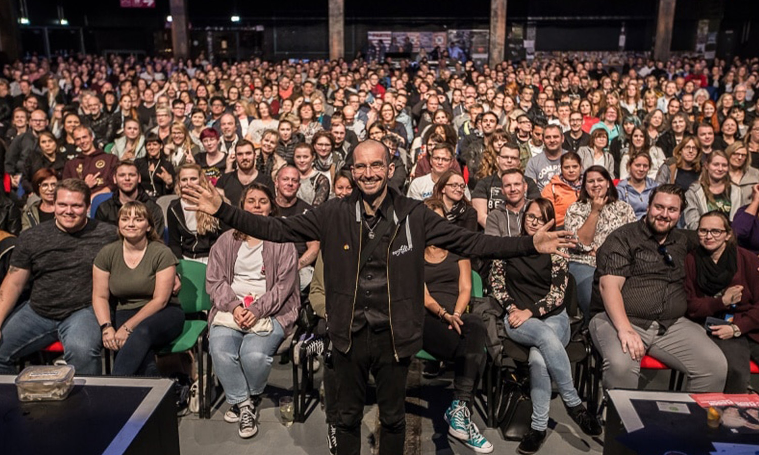 Kriminalbiologe Dr. Mark Benecke präsentiert seinen fesselnden Vortrag auf der Bühne im Schlachthof Wiesbaden.