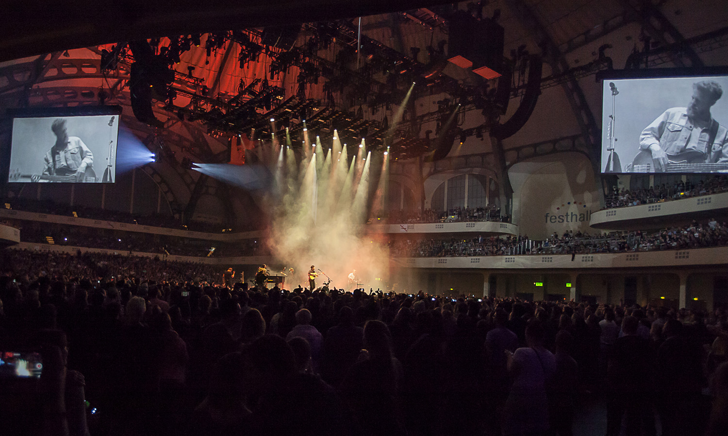 Die Musiker von Mumford & Sons spielen live auf der Bühne in der Festhalle Frankfurt.