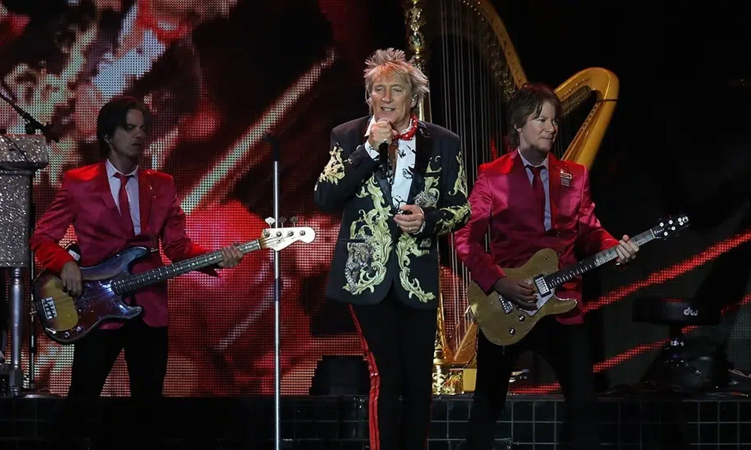 Sir Rod Stewart performt elegant und ausdrucksstark auf der Bühne der SAP Arena in Mannheim.
