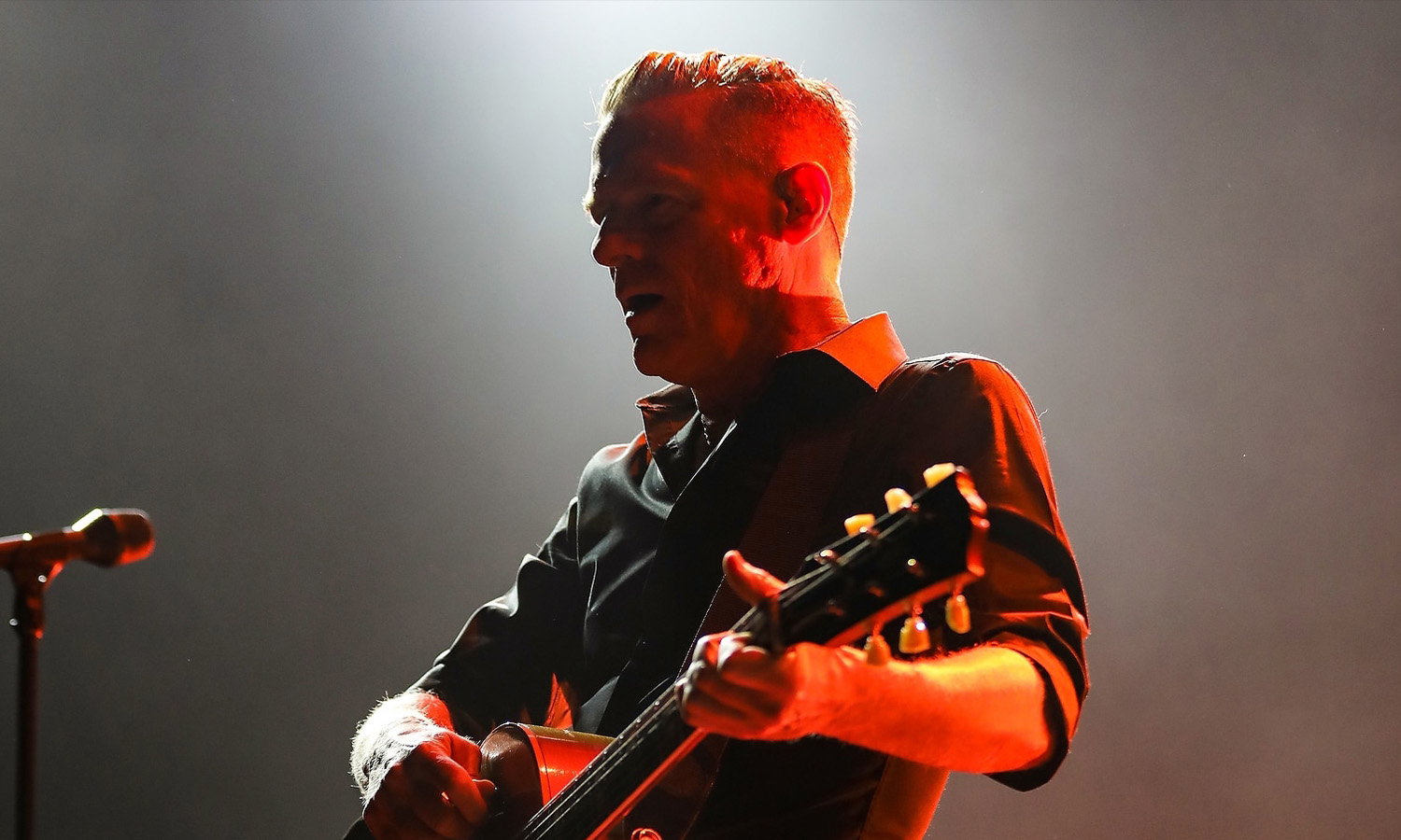 Bryan Adams singt und spielt Gitarre live auf der Bühne der Festhalle in Frankfurt.