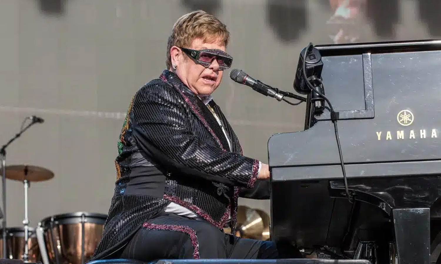 Elton John sitzt am Klavier auf der Bühne des Bowling Green in Wiesbaden und singt für seine Fans.