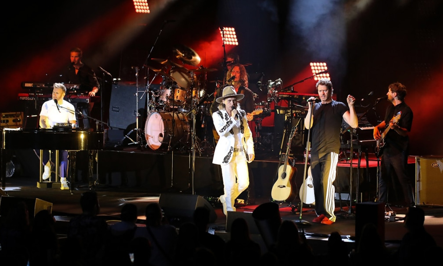 Die Mitglieder von Take That performen live auf der Bühne in der Jahrhunderthalle Frankfurt.