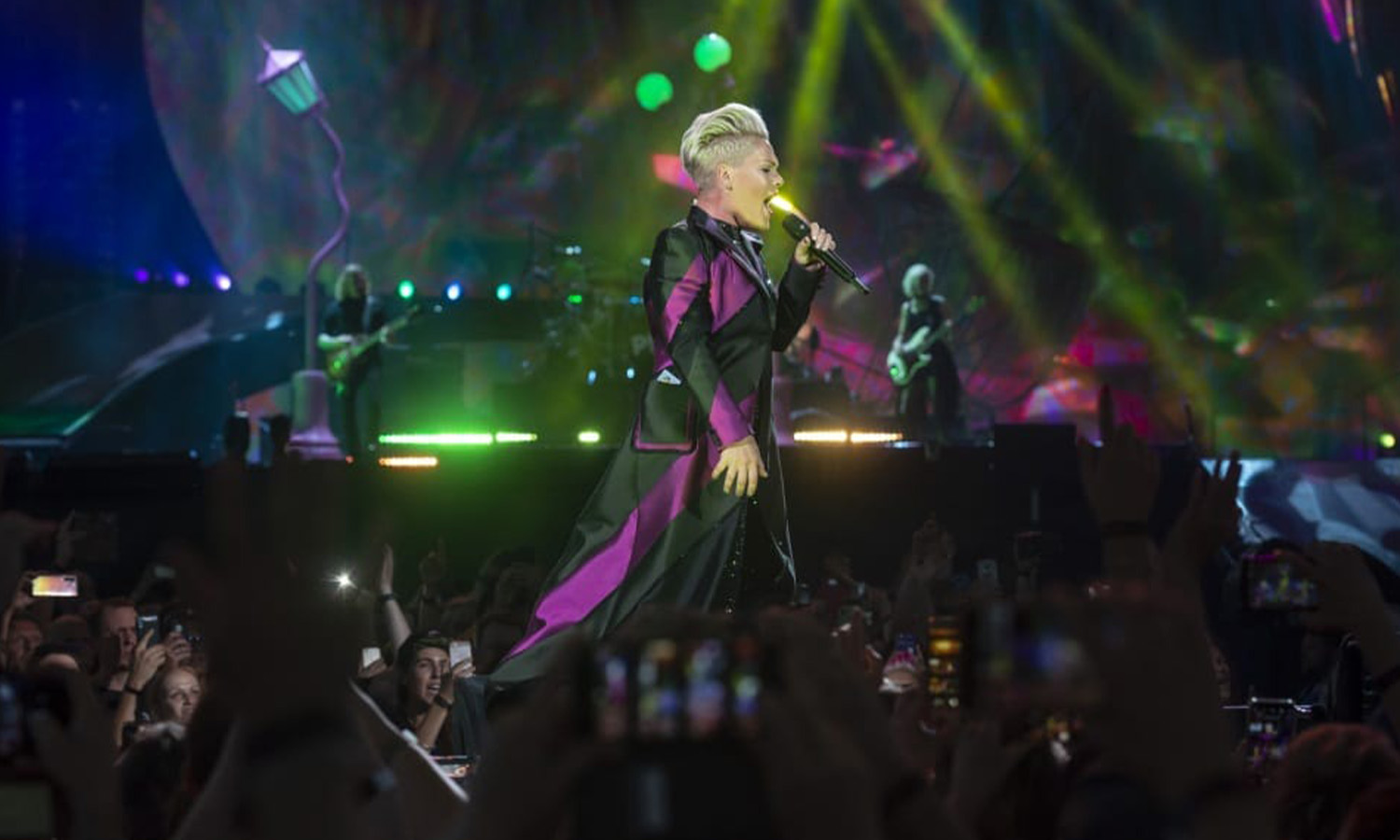 P!NK schwebt während ihrer Show in der Commerzbank-Arena Frankfurt über dem Publikum