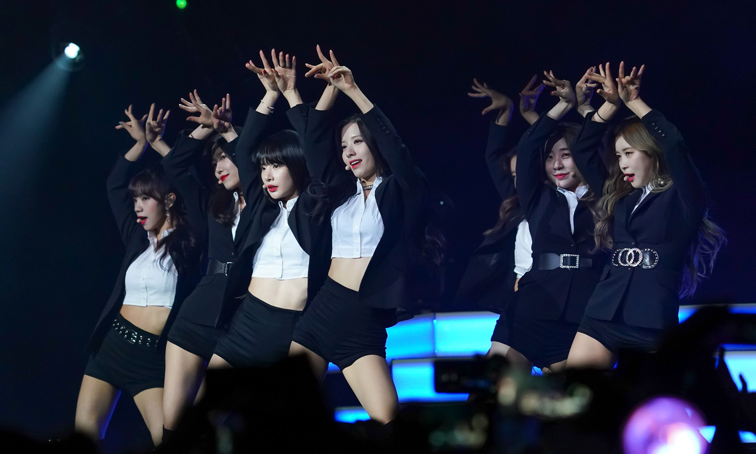 K-Pop-Stars und Fans beim Finger Heart Festival 2019 mit MONSTA X, KARD, COSMIC GIRLS und Jeong Sewoon in der SAP Arena Mannheim