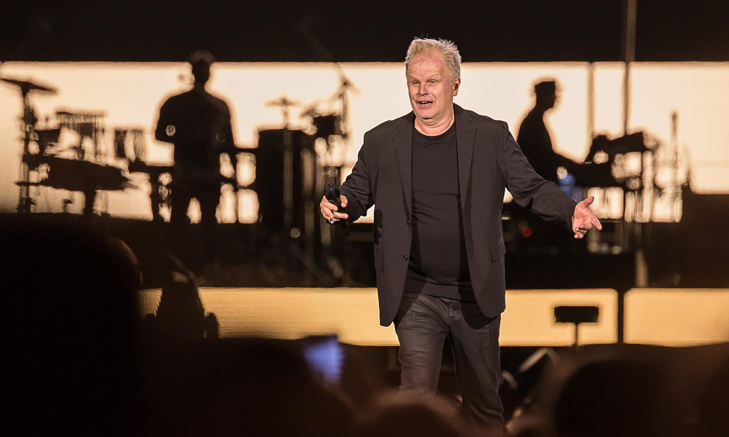 Herbert Grönemeyer performt energiegeladen und emotional auf der Bühne der Commerzbank Arena in Frankfurt.