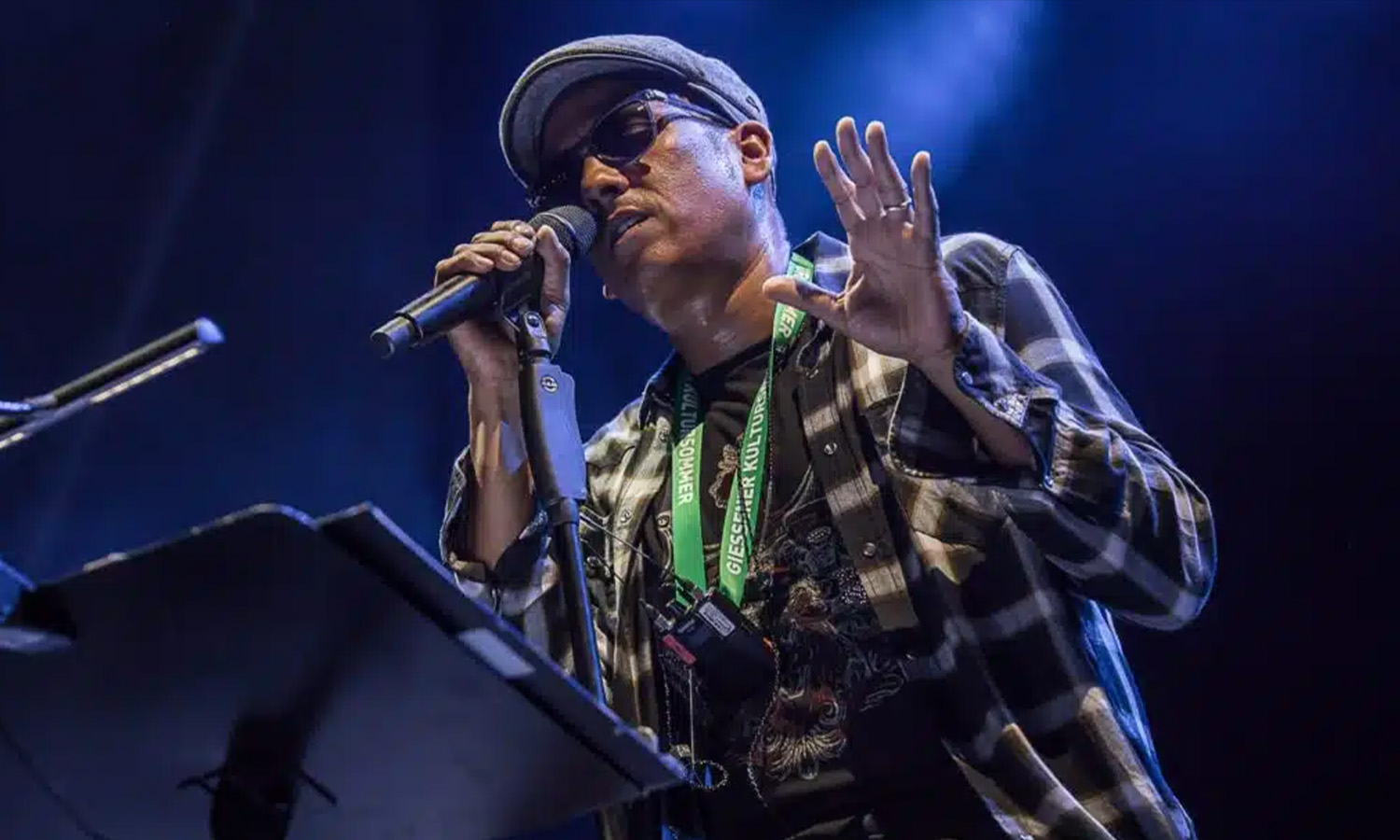 Sänger Xavier Naidoo performt ausdrucksstark und emotional auf der Bühne beim Gießener Kultursommer.