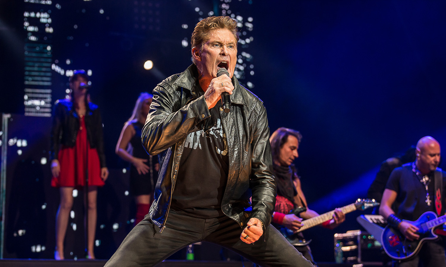 David Hasselhoff performt energiegeladen und gut gelaunt live auf der Bühne der Jahrhunderthalle Frankfurt.
