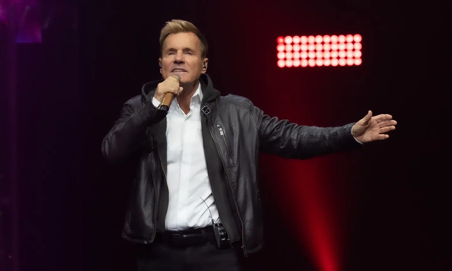 Dieter Bohlen steht gut gelaunt auf der Bühne der SAP Arena in Mannheim.