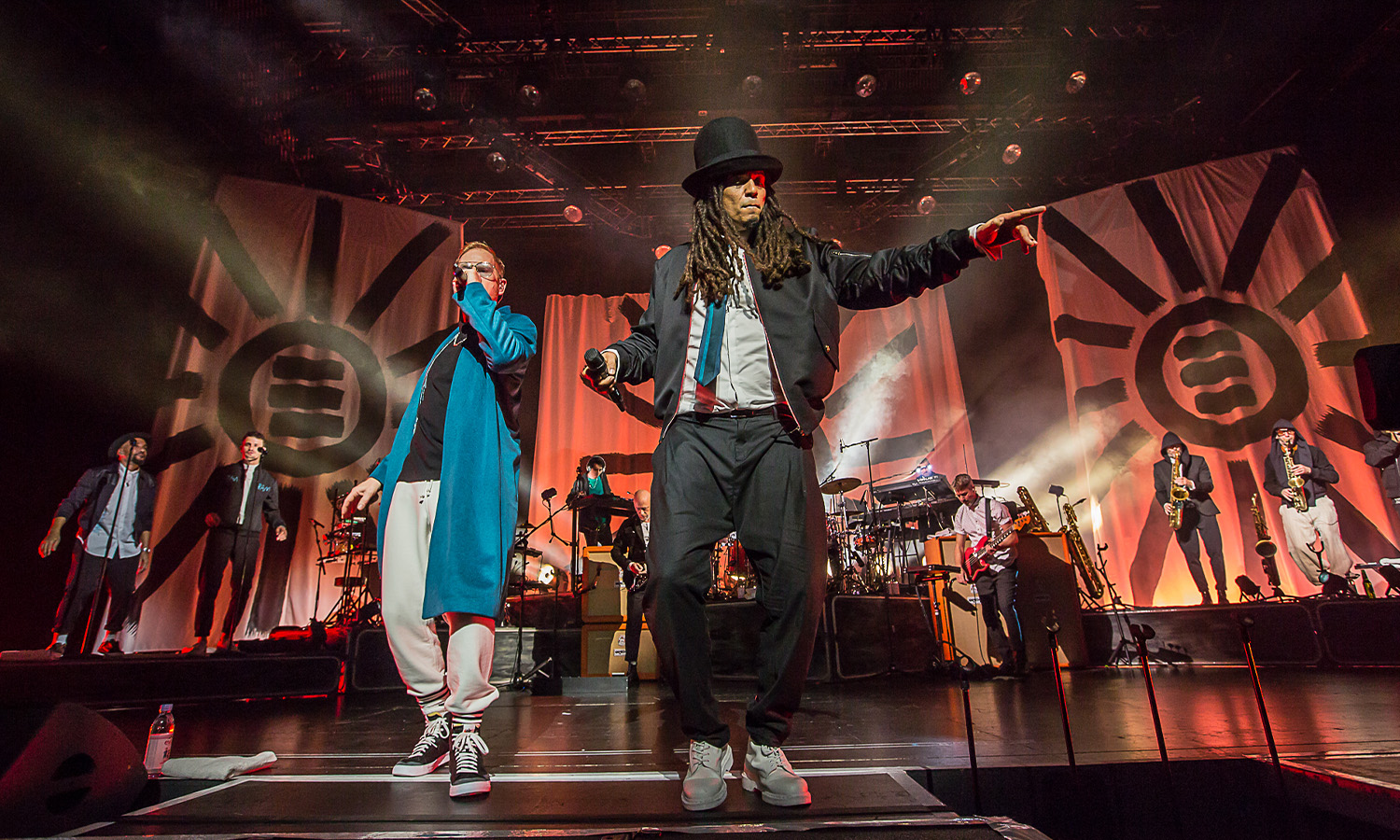 Seeed beim ausverkauften Tourauftakt 2019 mit Peter Fox und Dellé auf der Bühne der Jahrhunderthalle Frankfurt