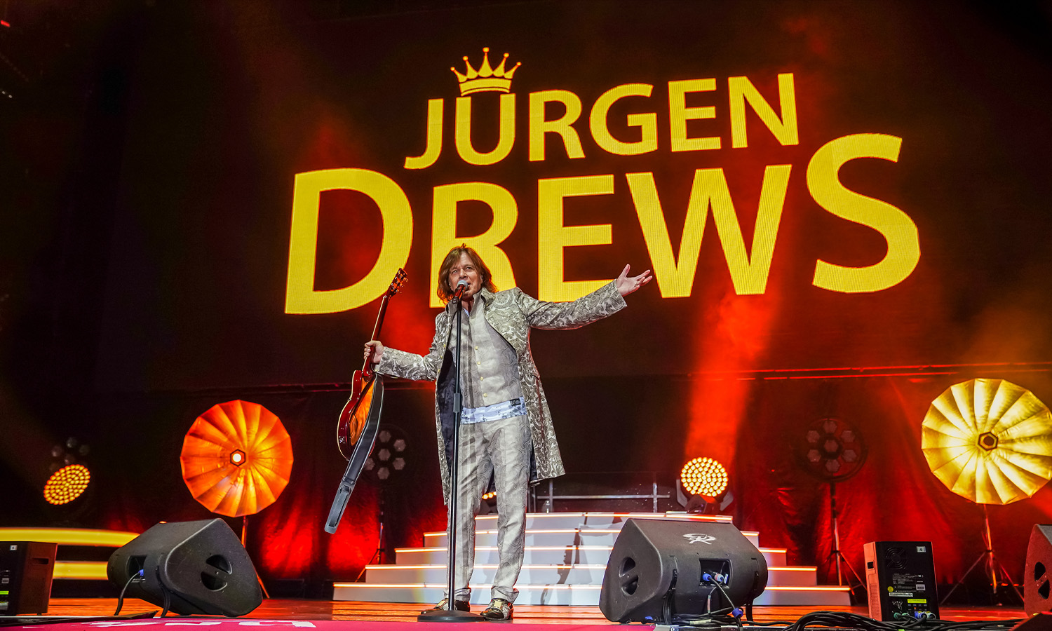 Ausgelassene Partystimmung und jubelnde Fans im Konfettiregen bei der Schlagernacht des Jahres in der Festhalle Frankfurt.