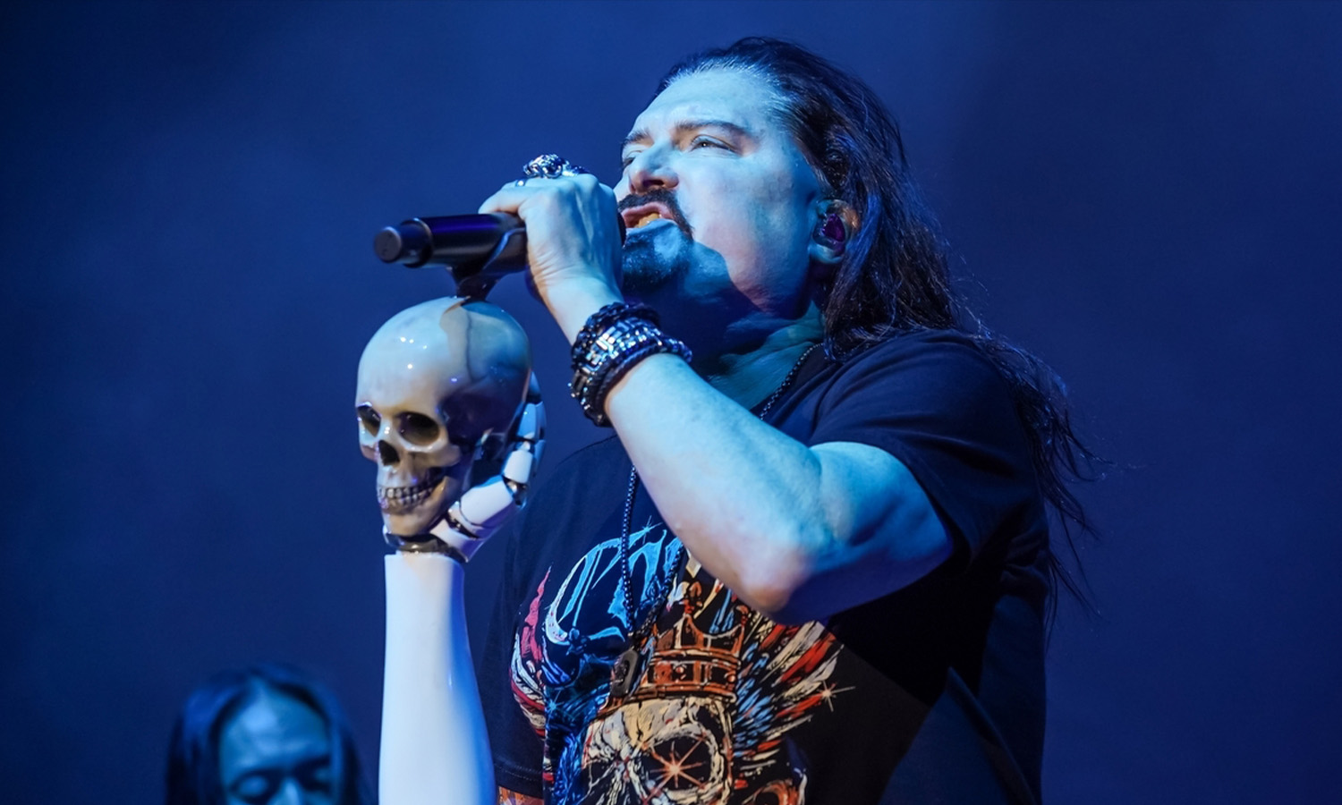 John Petrucci und James LaBrie performen live während des Dream Theater Konzerts auf der Bühne der Jahrhunderthalle Frankfurt.