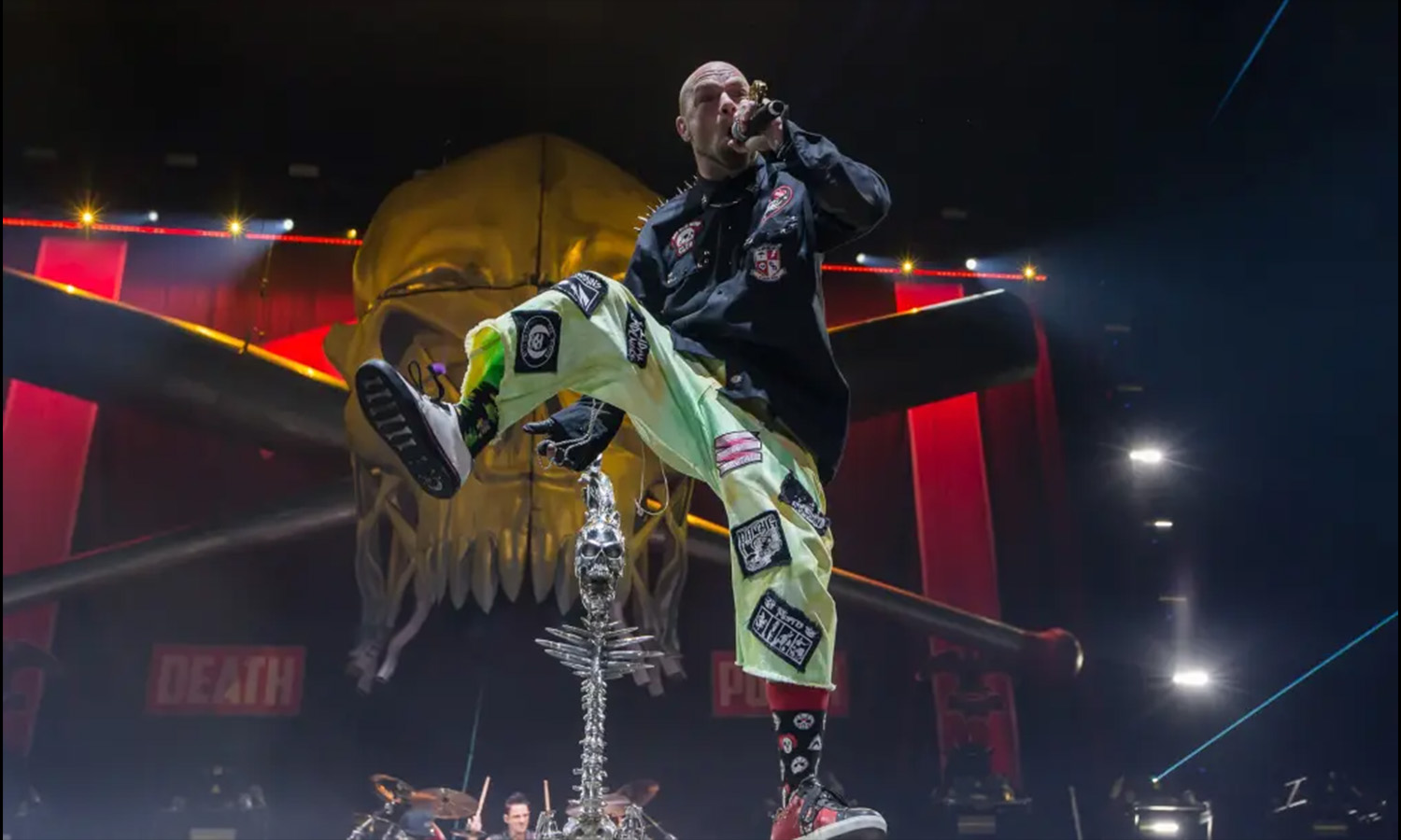 Ivan Moody von Five Finger Death Punch singt gut gelaunt auf der Bühne der Festhalle Frankfurt.