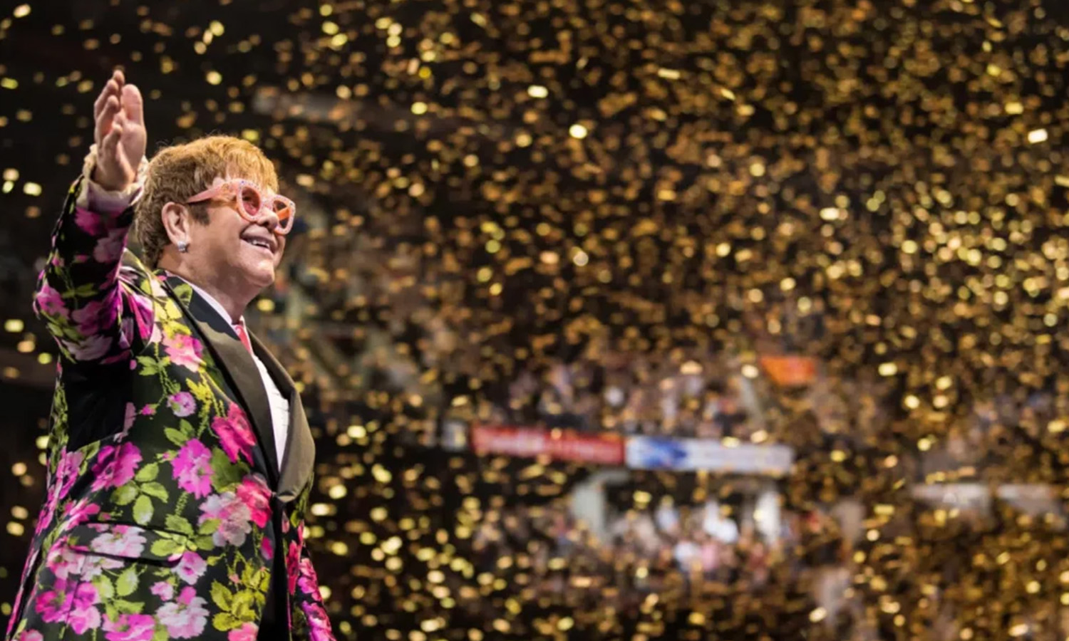 Elton John sitzt am Flügel und singt emotional auf der Bühne im Deutschen Bank Park in Frankfurt.