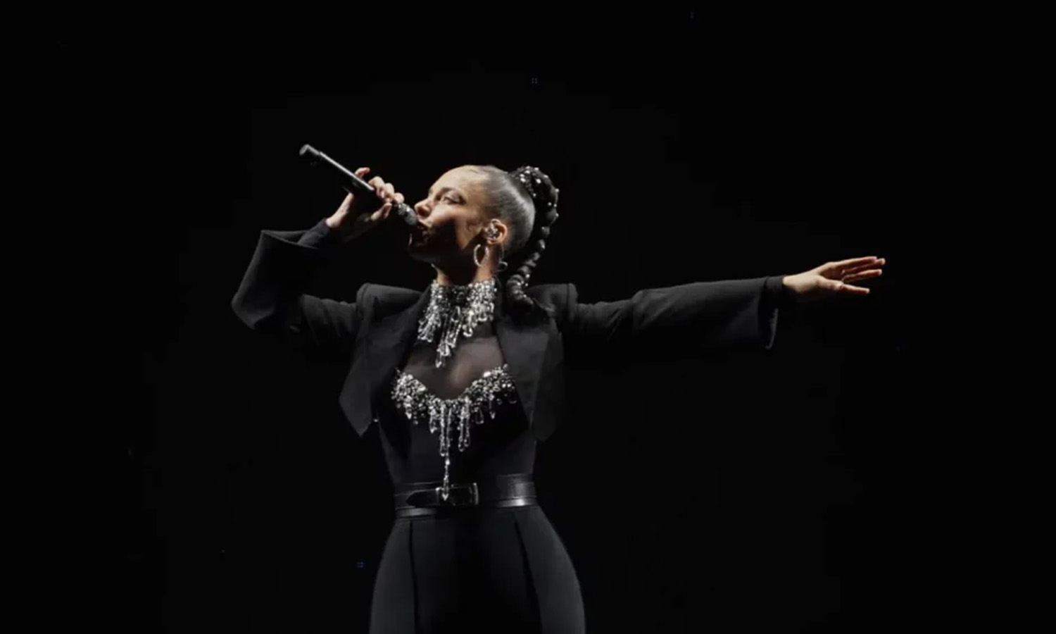 Alicia Keys sitzt hochkonzentriert und emotional singend an einem Flügel auf der Bühne der SAP Arena Mannheim.
