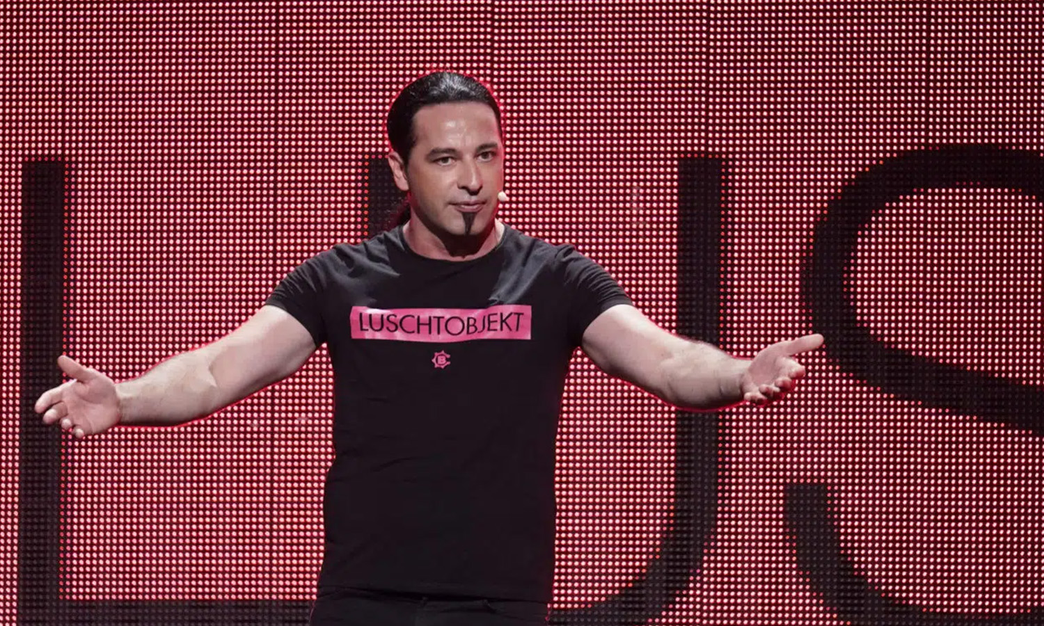 Comedian Bülent Ceylan steht bei der TV-Aufzeichnung seines Erfolgsprogramms Luschtobjekt energiegeladen auf der Bühne der SAP Arena Mannheim.