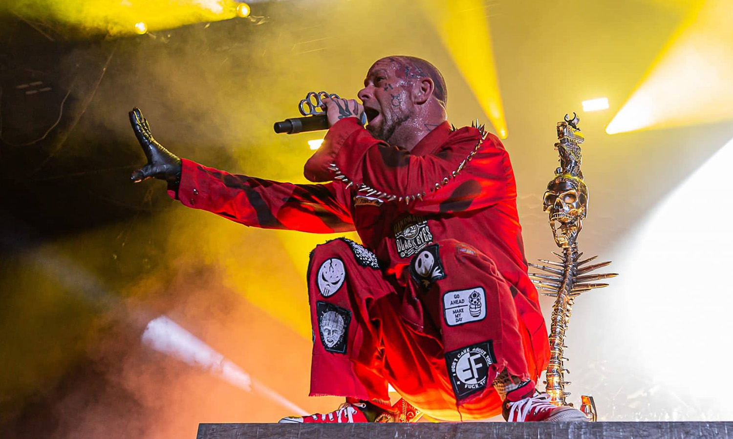 Ivan Moody von Five Finger Death Punch performt energiegeladen auf der Bühne inmitten von gewaltiger Pyrotechnik.
