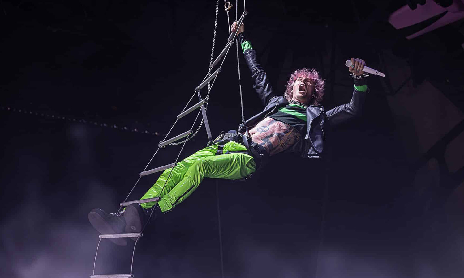 Machine Gun Kelly performt live und voller Energie auf der Bühne der Festhalle Frankfurt während seiner Mainstream Sellout Tour.