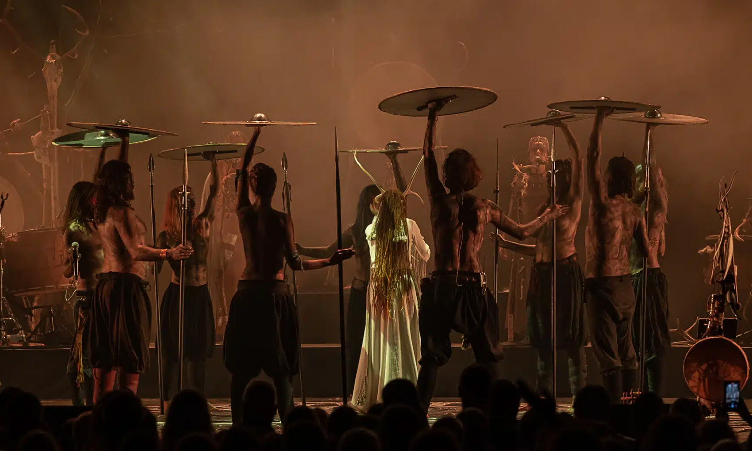 Die Band Heilung steht in aufwendigen, historischen Trachten auf der Bühne und performt mit archaischen Instrumenten.