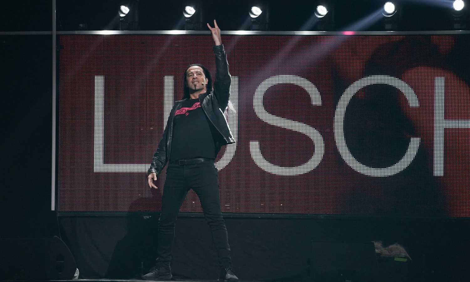 Comedian Bülent Ceylan performt live als Luschtobjekt und gut gelaunt auf der Bühne in der SAP Arena Mannheim.