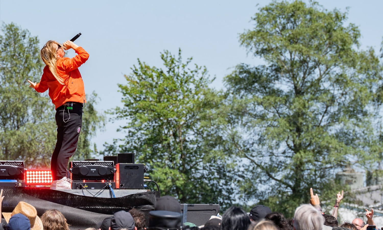 Eine begeisterte Menschenmenge vor der Hauptbühne des ausverkauften Summerside Festivals 2023 unter strahlendem Sonnenschein.