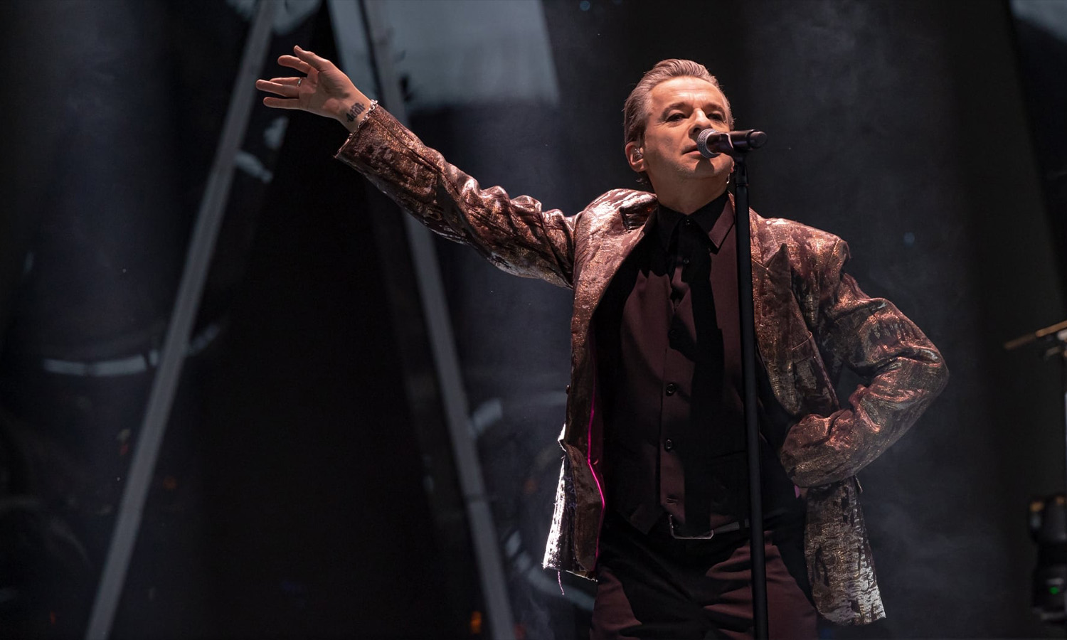 Dave Gahan singt leidenschaftlich live auf der großen Bühne im Deutsche Bank Park in Frankfurt.