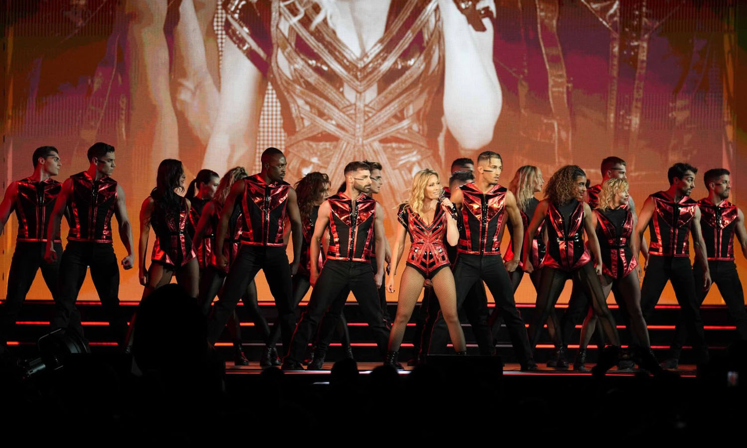 Helene Fischer schwebt bei ihrem Konzert spektakulär auf einer Schaukel über dem Publikum in der SAP Arena Mannheim.
