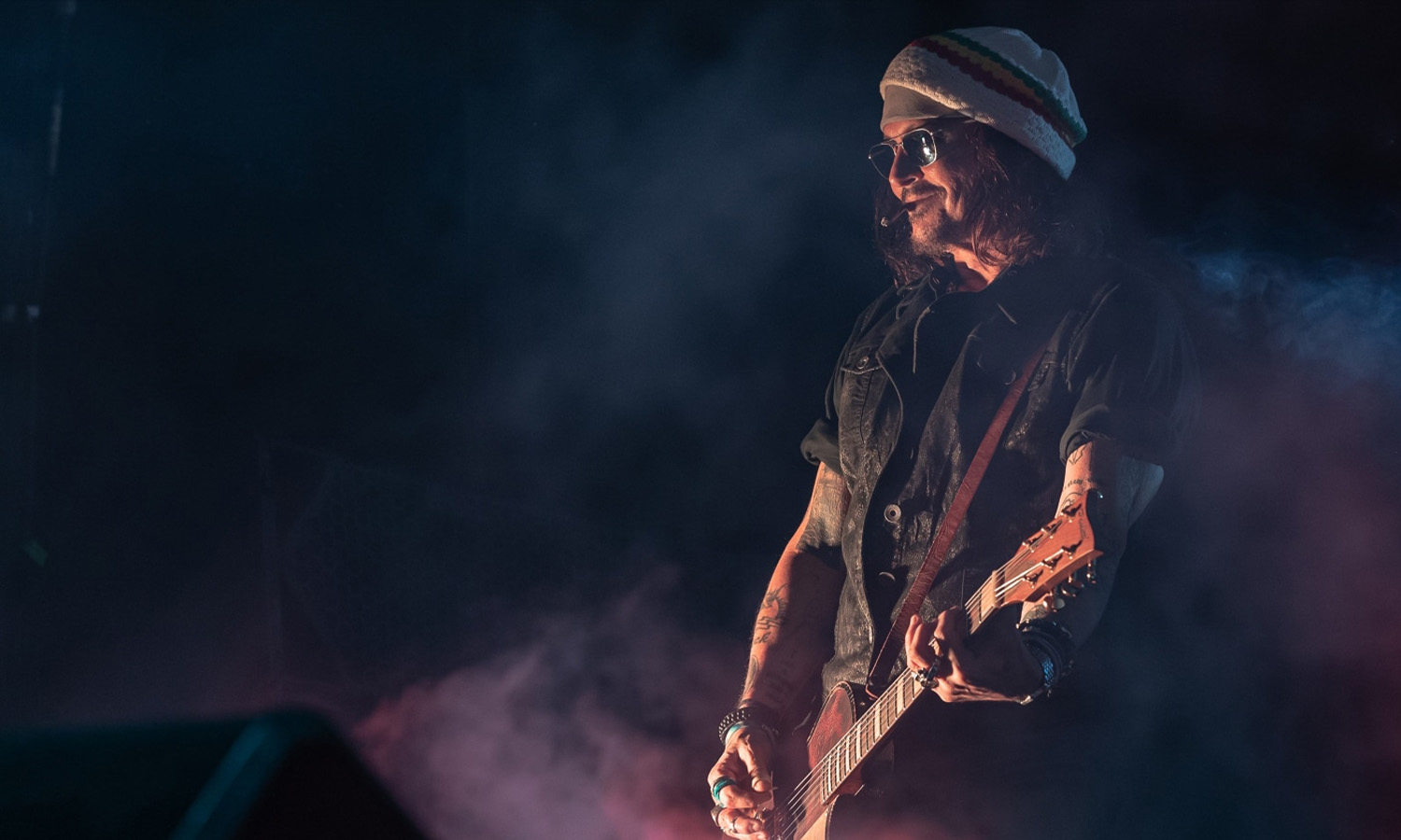 Die Musiker der Hollywood Vampires performen live auf der großen Bühne der Rudolf-Weber-Arena in Oberhausen.