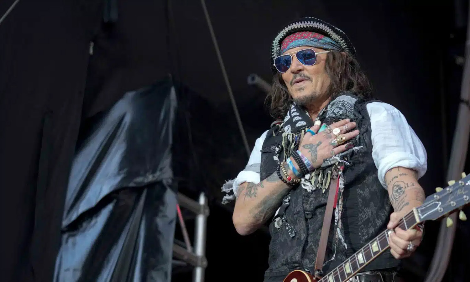 Johnny Depp und Alice Cooper spielen live auf der Open-Air-Bühne im Volkspark Mainz vor begeistertem Publikum.