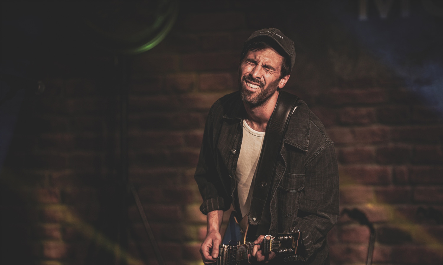 Max Giesinger performt emotional und nahbar mit seiner Gitarre im Marmorsaal der Sektkellerei Schloss Wachenheim.